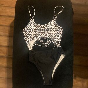 Size L women’s leopard print one piece swimsuit